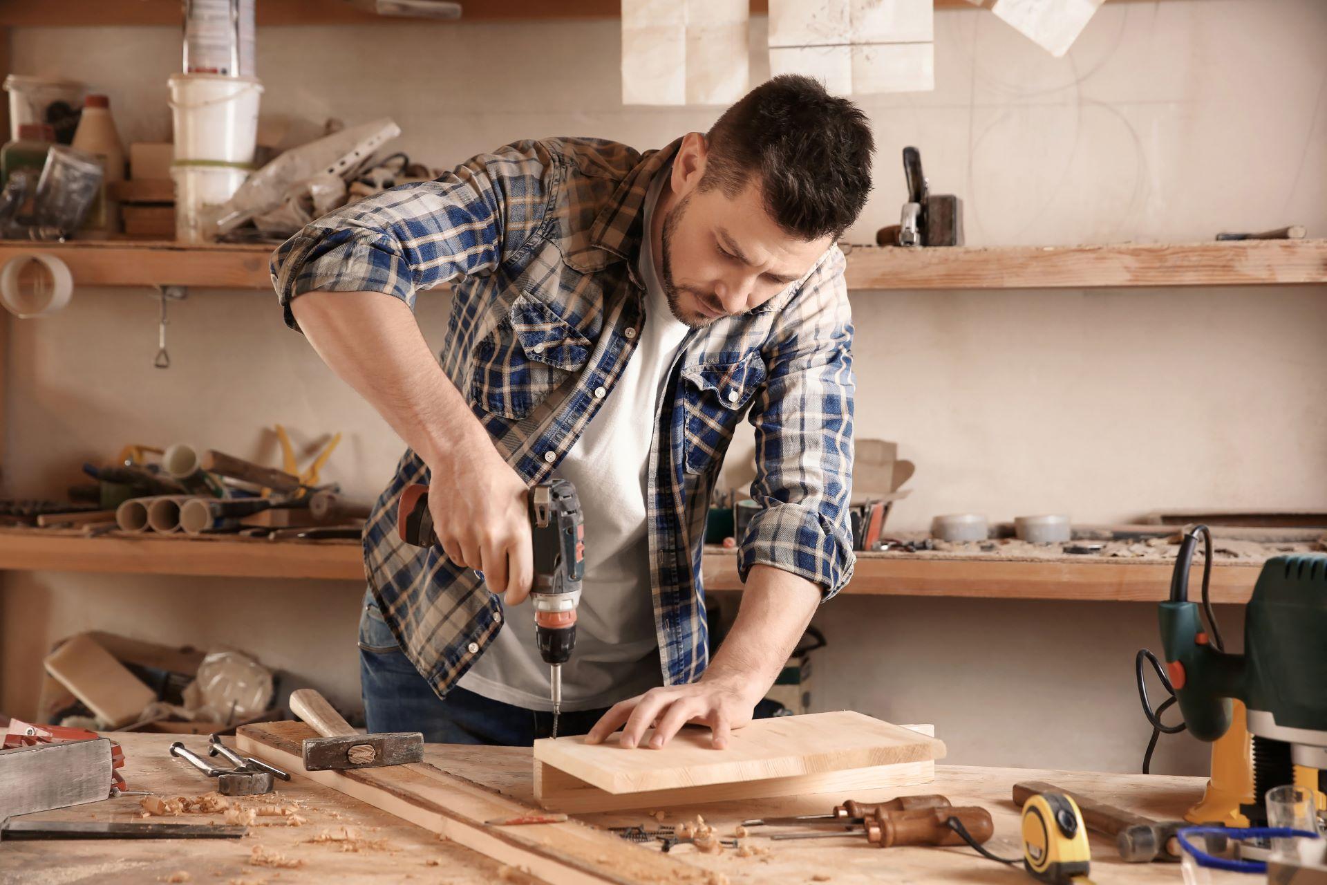 Hobbyhandwerker beim Schrauben
