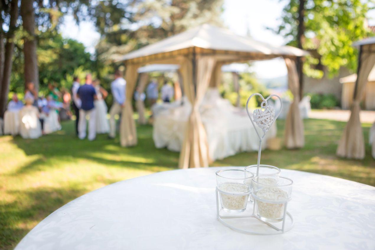 Eleganter, wasserdichter Pavillon mit cremefarbenem Stoffdach, ideal für Hochzeiten und Gartenpartys im Grünen.