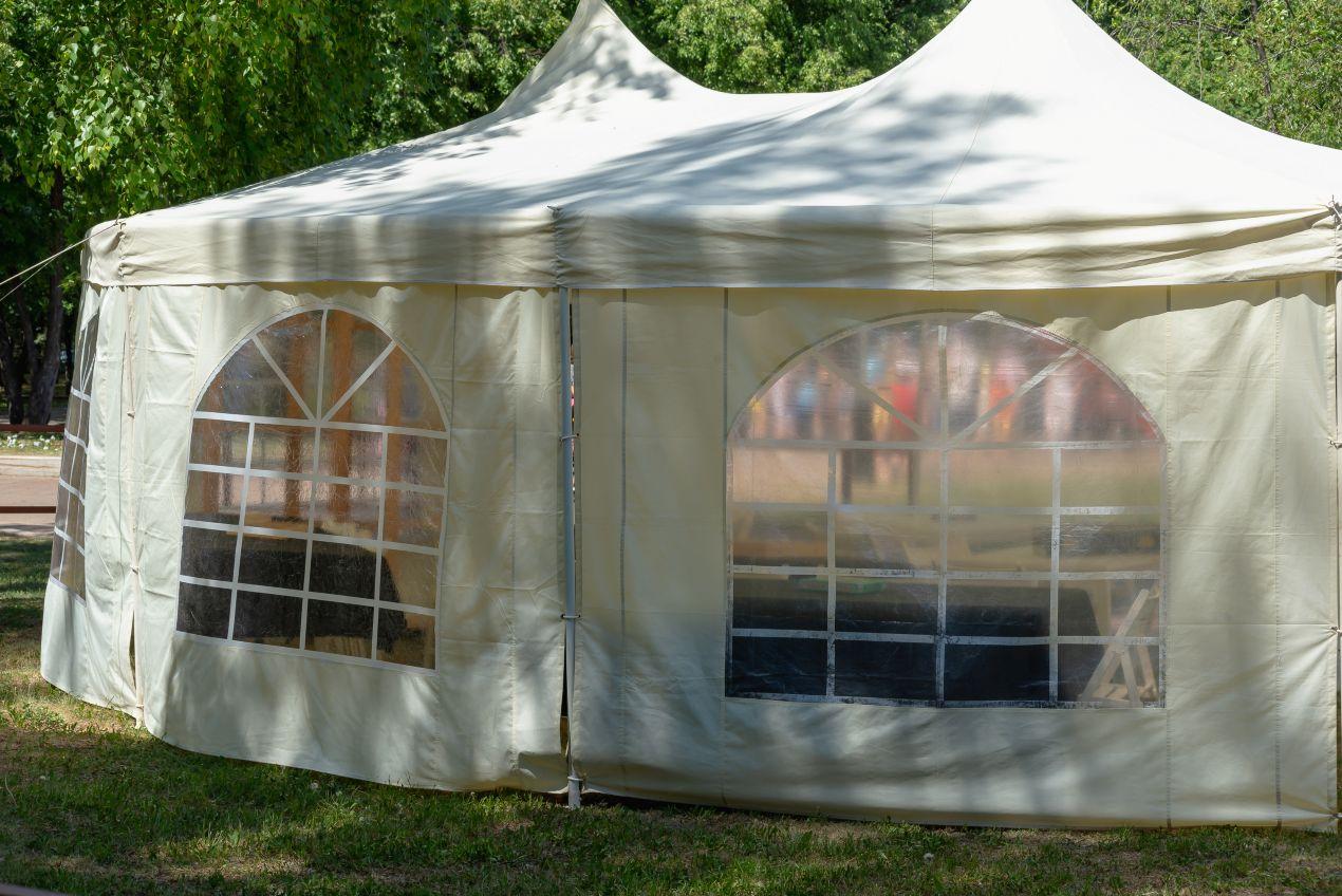 Großes wasserdichtes Festzelt mit stabilen Seitenteilen und dekorativen Fenstern, geeignet für Veranstaltungen im Freien.