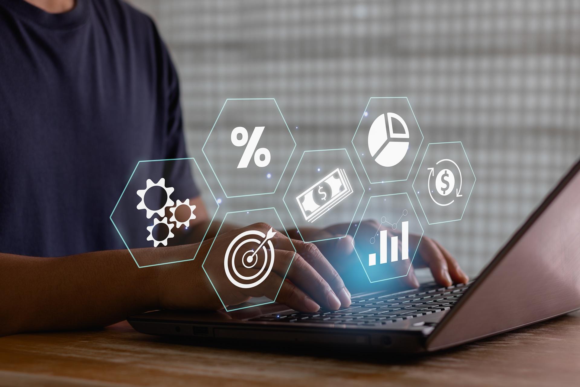 Symbole für Finanzen am Laptop | Gewerbeimmobilien Stuttgart

