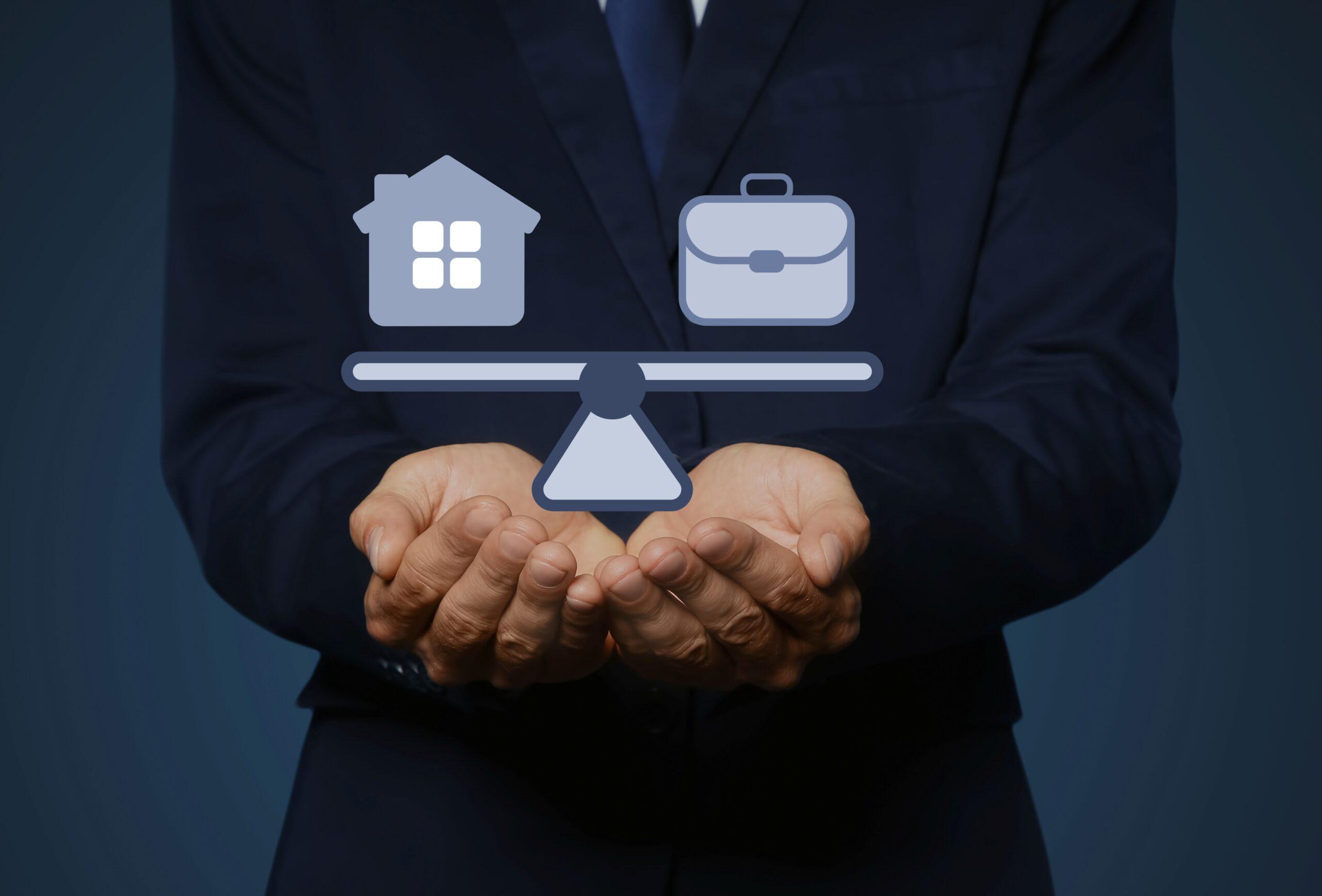 Ein Geschäftsmann hält eine symbolische Waage mit Haus und Aktentasche – sinnbildlich für strukturelle Work-Life-Balance durch Familienservice